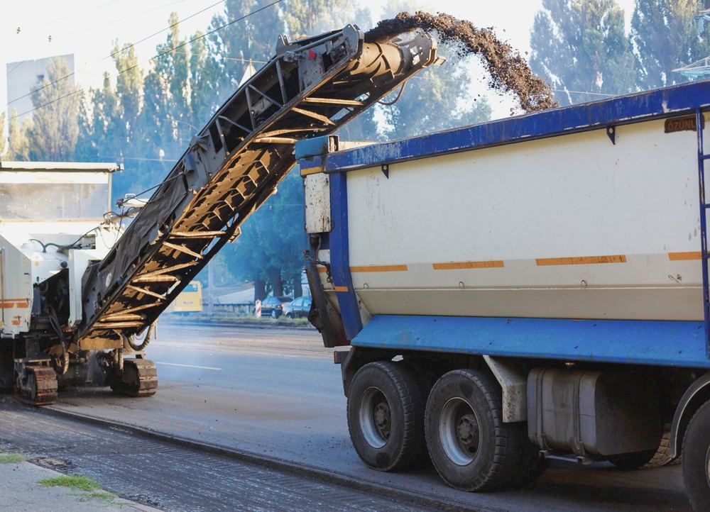 Milling machine loading a dump truck